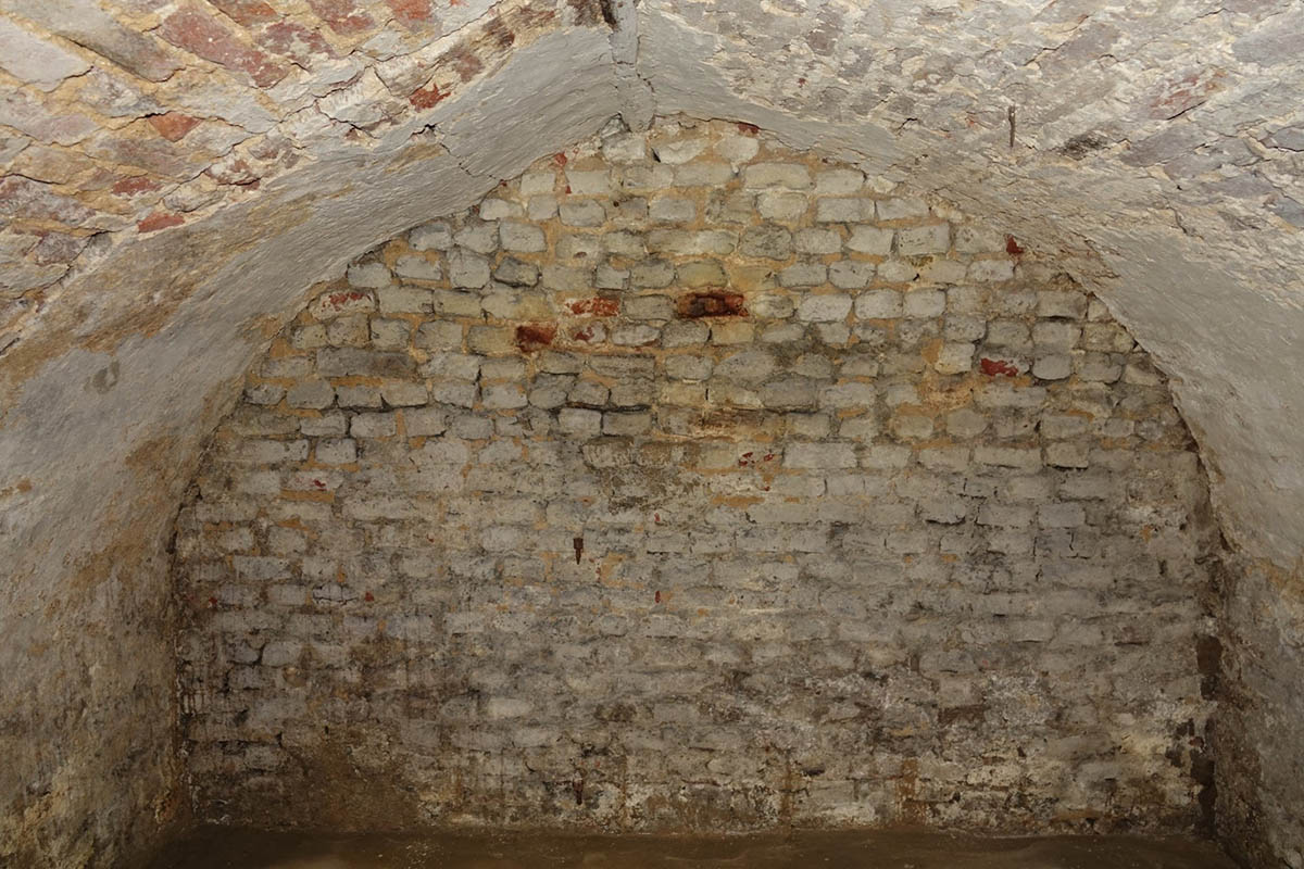 Ein Mauergewölbe zur Veranschaulichung von feuchten Kellern