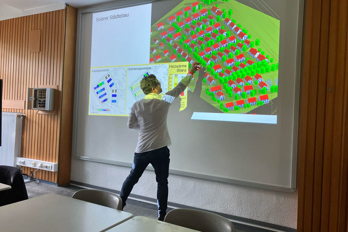 Ein Mitarbeiter der BFT Gruppe bei einem Lehrauftrag