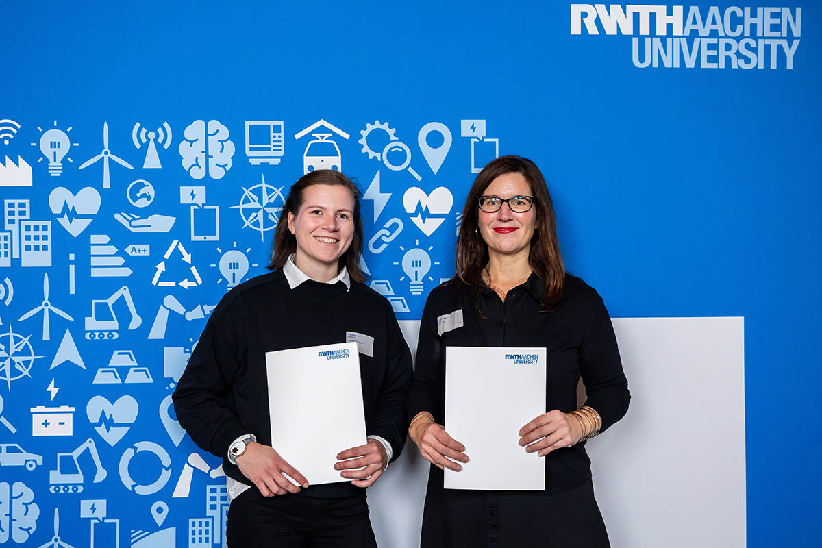 Zwei Mitarbeiterinnen der BFT GmbH bei der Stipendienvergabe der RWTH Aachen