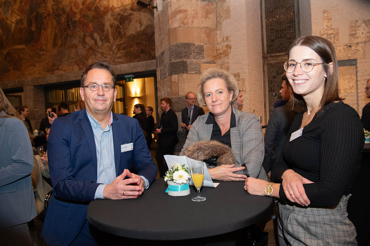 Drei Mitarbeiter*innen bei der Stipendienvergabe im Aachener Rathaus