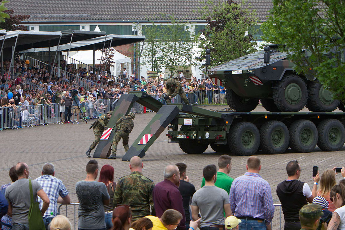 Ein Foto einer Manövershow beim Tag der Bundeswehr in Aachen